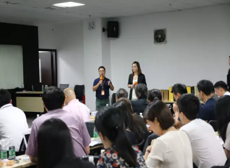 Christine、蘇凌與現(xiàn)場(chǎng)嘉賓互動(dòng)討論跨境電商行業(yè)