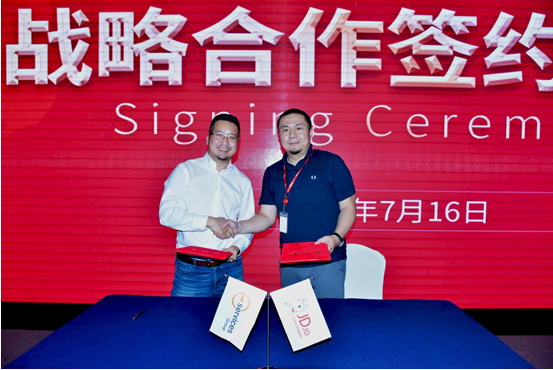 ESG集團(tuán)CEO Alan Lim（左）與京東印尼平臺負(fù)責(zé)人李淼（右）